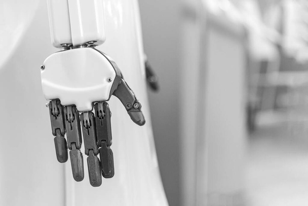 "foto preto e branco da mão do robô humanóide" - Foto, Imagem