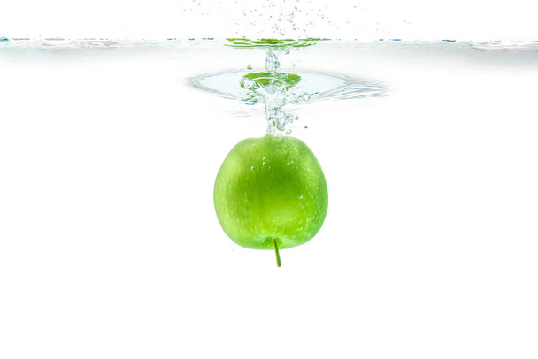 "Брызги воды. Зеленое яблоко под водой. Воздушный пузырь и прозрачная вода" - Фото, изображение
