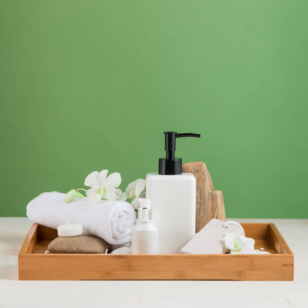 "Decoración SPA. Composición del spa con botella cosmética sobre verde
." - Foto, Imagen