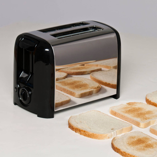 "Koncepcyjny obraz tostera z chlebem" - Zdjęcie, obraz