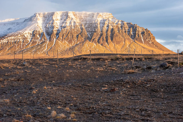"Goldener brauner schneebedeckter Berg in Island" - Foto, Bild