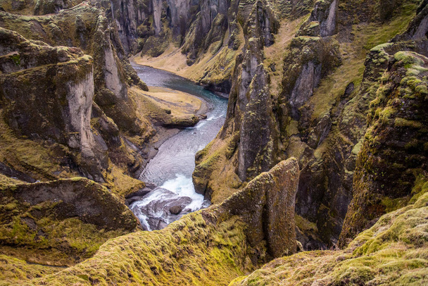 "Фоджапур, Ісландія моховинний зелений каньйон з річкою, що тече." - Фото, зображення