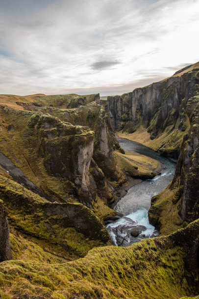 "Фоджапур, Ісландія моховинний зелений каньйон з захоплюючими видами. Вертикальний урожай." - Фото, зображення