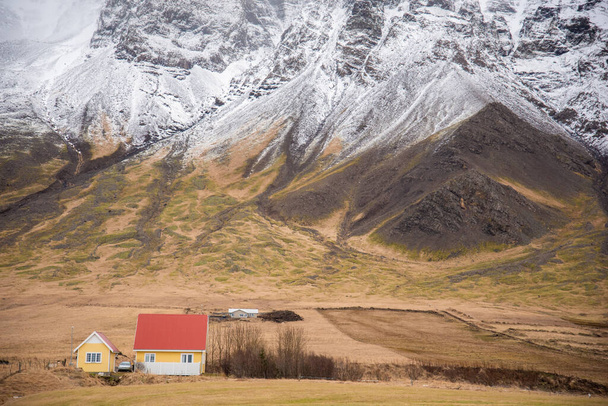 Lumikaton harmaa vuoren huipulla vihreä ja ruskea maa sävyjä ja kuvioita - Valokuva, kuva