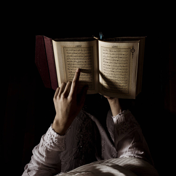 silhouet vrouw die de koran leest. Hoge kwaliteit mooi foto concept - Foto, afbeelding