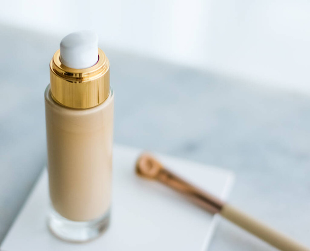 "Make-up Foundation Flasche und Contuuring Pinsel auf Marmor, Make-up Concealer bb Creme als Kosmetikprodukt für Luxus-Beauty-Marke Urlaubsdesign" - Foto, Bild