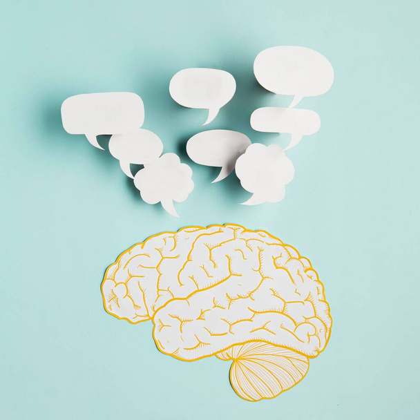 χάρτινος εγκέφαλος με φυσαλίδες συνομιλίας. Υψηλής ποιότητας φωτογραφία - Φωτογραφία, εικόνα