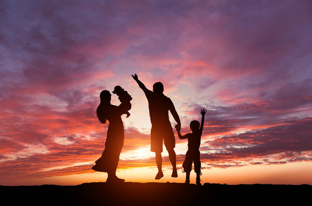 Familia disfrutar hermosa puesta de sol juntos - Foto, Imagen