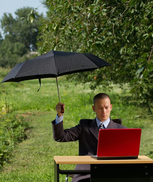 podnikatel s deštníkem - Fotografie, Obrázek