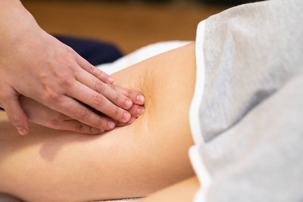 Medical massage at the leg in a physiotherapy center. - Foto, imagen