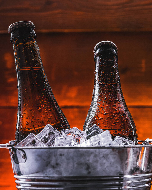 dwie butelki piwa w wiadrze z lodem - Zdjęcie, obraz
