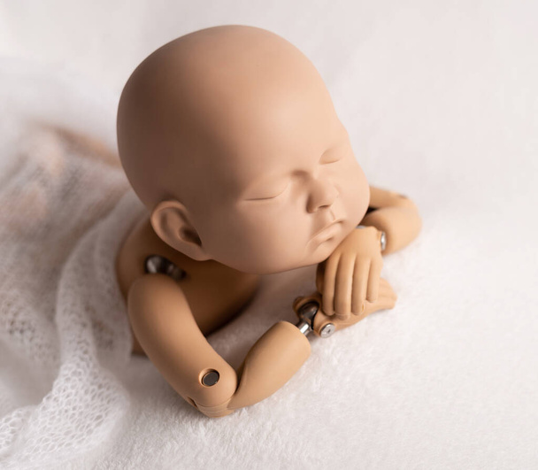 Plastic figure of newborn for photographing - Foto, afbeelding