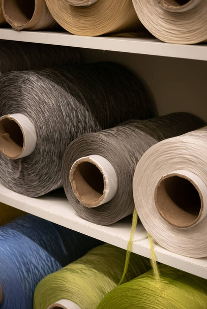 "Bobinas roscadas de costura de algodão em uma loja de costura" - Foto, Imagem