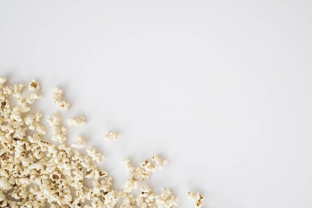 Kinokonzept mit Popcorn-Hintergrund - Foto, Bild