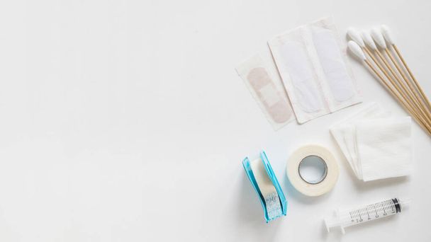 bandagens botão de algodão adesivo gesso estéril gaze seringa fundo branco  - Foto, Imagem