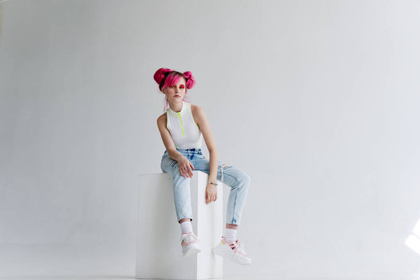 ピンクの髪の創造的なライフスタイルの楽しいデザインのヒップスター女性 - 写真・画像