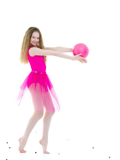 маленькая девочка занимается фитнесом с мячом. - Фото, изображение
