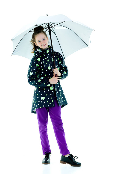 Aranyos kislány esernyővel. Időjárási előrejelzés. - Fotó, kép