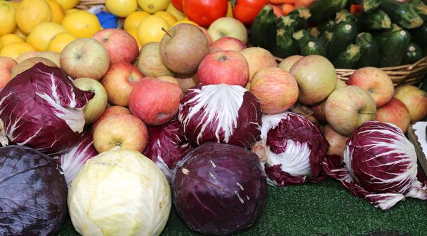 świeże owoce na sprzedaż na rynku warzyw - Zdjęcie, obraz