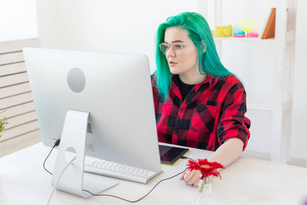 "Ilustrador, diseñador gráfico, animador y artista concepto - mujer creadora con hermoso pelo verde y gafas de dibujo en el ordenador portátil
" - Foto, Imagen