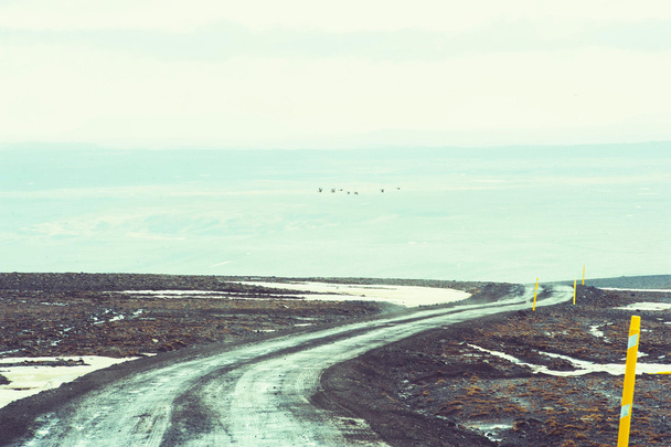 Islandia paisaje de carretera con nubes y amplio campo
 - Foto, imagen