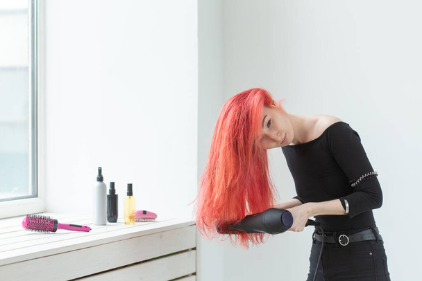 "Cabeleireiro, estilo, conceito de pessoas - mulher está soprando seco seu cabelo colorido
" - Foto, Imagem