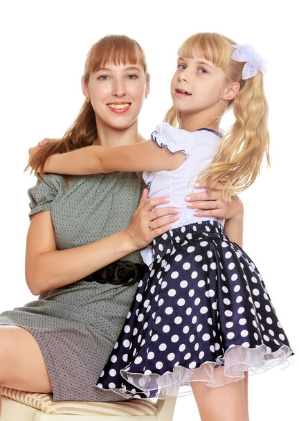 母と娘の抱擁 - 写真・画像