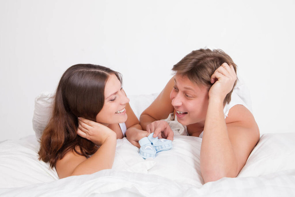 "happy young pregnant woman with husband on bed" - Fotoğraf, Görsel