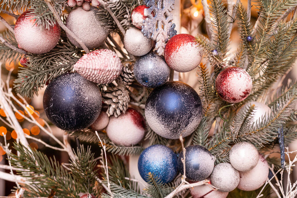 много рождественских украшений и рождественских шаров на рынке - Фото, изображение