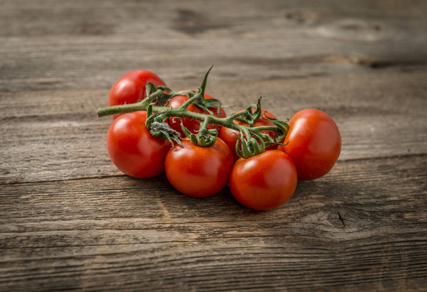 "Red ripe tomatoes connected to each other" - Foto, Bild