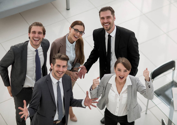 Сверху счастливая бизнес-команда, стоящая у власти
 - Фото, изображение