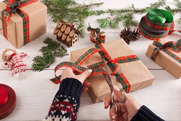 Mains féminines emballage cadeaux de Noël à fond de table salissant
 - Photo, image