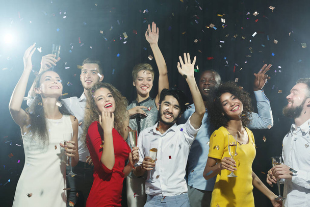 Nadšení přátelé pijí šampaňské na silvestrovském večírku - Fotografie, Obrázek