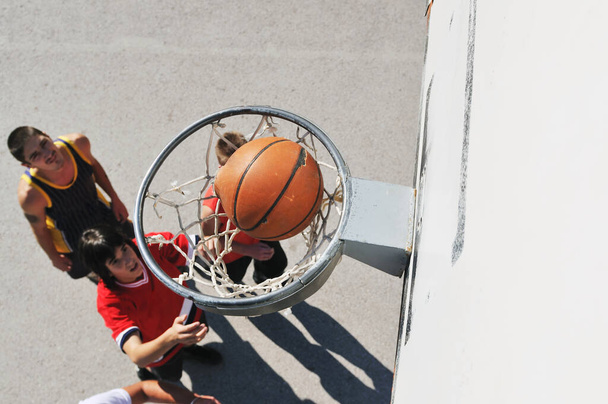 Muži hrají pouliční basketbal - Fotografie, Obrázek