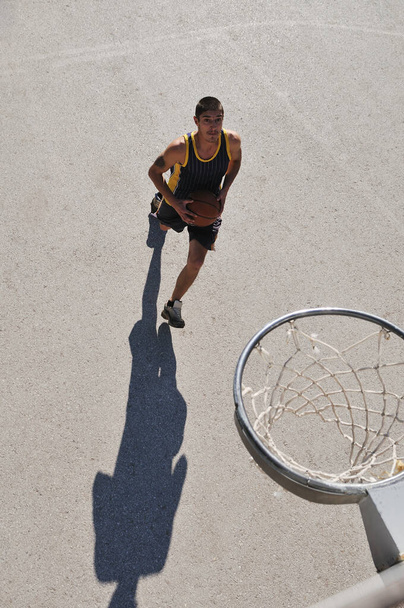 hombre jugando baloncesto callejero - Foto, imagen