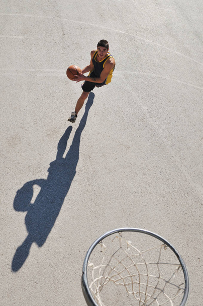 чоловік грає у вуличний баскетбол - Фото, зображення