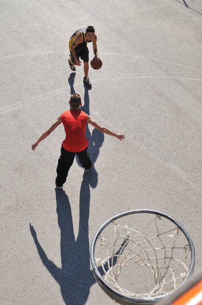 Hombres jugando baloncesto de calle - Foto, imagen