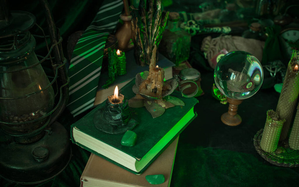 Ilustración de cosas mágicas.... luz de la vela, libro de hechizos, atmósfera mágica, escuela de magos, estética verde, tiempo de Halloween - Foto, Imagen