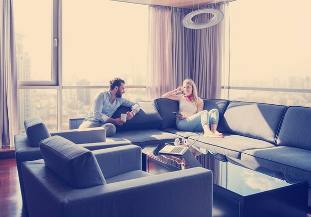 "pareja que se relaja en casa usando tableta
" - Foto, imagen