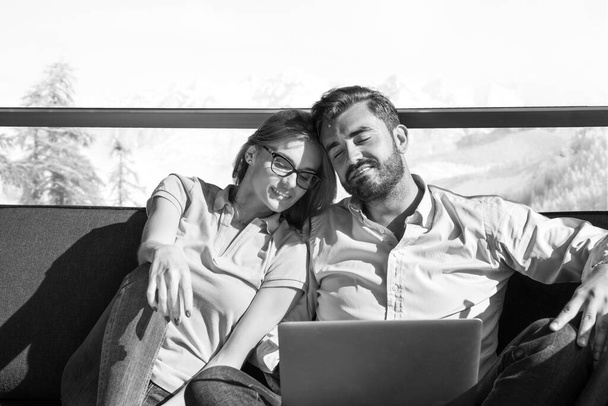 "пара розслабляється вдома за допомогою ноутбуків
" - Фото, зображення