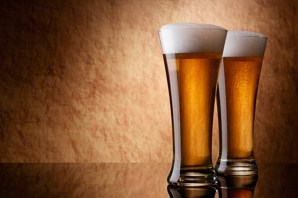Dos vasos de cerveza en una piedra vieja
 - Foto, Imagen