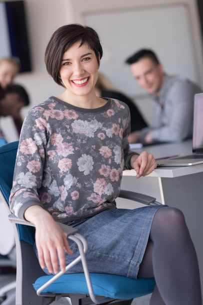 "portrait de jeune femme d'affaires au bureau avec l'équipe sur la réunion en arrière-plan" - Photo, image