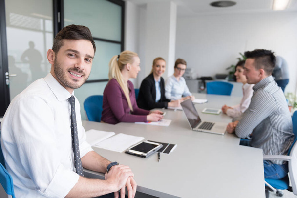 группа молодых бизнесменов на командной встрече в современном офисе
 - Фото, изображение