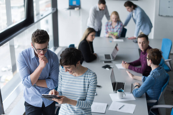 Gente de negocios trabajando con la tableta en la oficina
 - Foto, Imagen