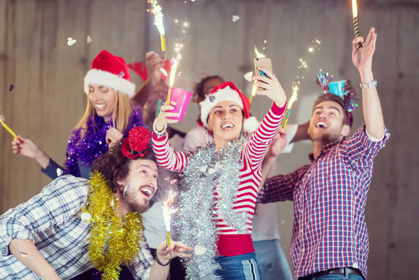 multiethnische Gruppe von Gelegenheitsunternehmern beim Selfie während der Neujahrsparty - Foto, Bild