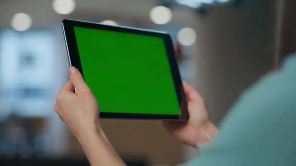 Анонімна бізнес-леді говорить зелений екран майданчик крупним планом. Невідомий впевнений менеджер обговорює на нараді пристроїв хроматичного пристрою. Професійний працівник тримає макет планшетного комп'ютера. Сучасні технології
 - Кадри, відео