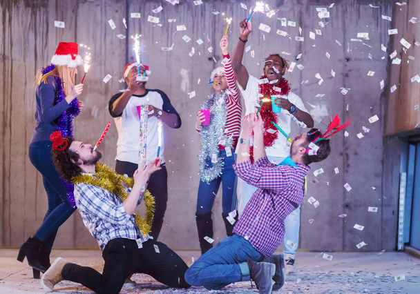 grupo multiétnico de empresarios casuales que tienen fiesta de confeti - Foto, imagen