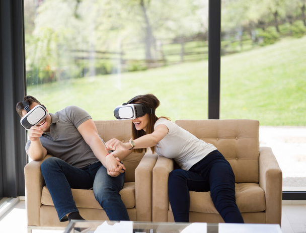 Ζευγάρι χρησιμοποιώντας το σετ κεφαλής εικονικής πραγματικότητας - Φωτογραφία, εικόνα