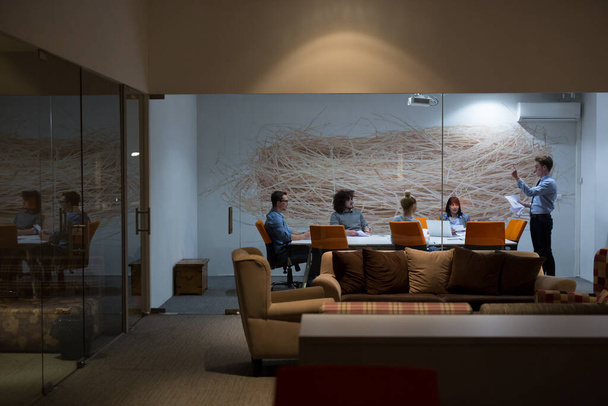 Бізнес команда на нараді в сучасному офісному будинку
 - Фото, зображення