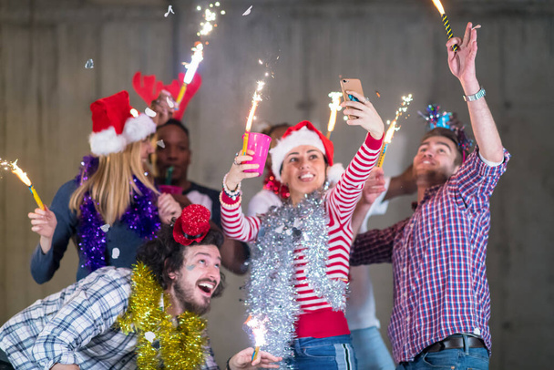 grupo multiétnico de personas de negocios casuales tomando selfie durante la fiesta de año nuevo - Foto, imagen